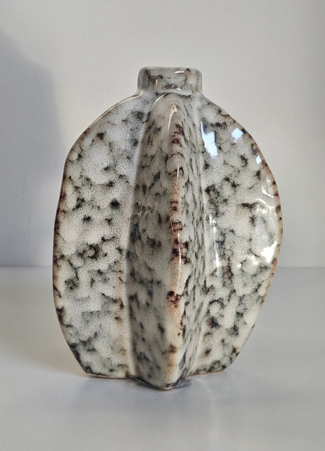 Vaasje Arquette beige bruin keramiek met organische vorm en matte afwerking