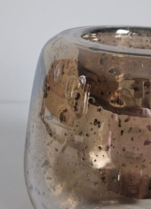 Close-up van waxinelichthouder Capira - bruin grijs glas met gouden spikkels