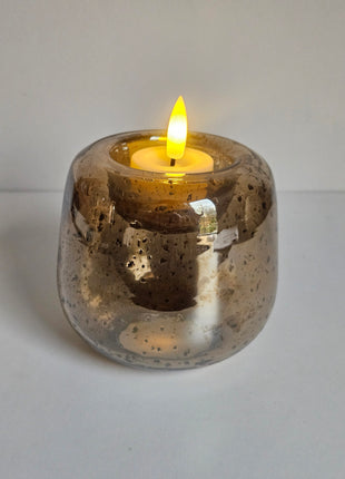 Close-up van waxinelichthouder Capira bruin grijs - facetgeslepen glas en lichtreflectie