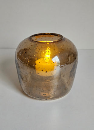 Close-up van waxinelichthouder Capira bruin grijs - sprankelend lichteffect
