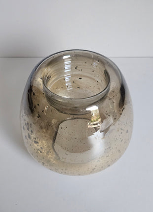 Close-up van waxinelichthouder Capira groot - bruin grijs glas met sprankelend effect