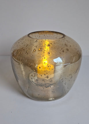 Close-up van waxinelichthouder Capira groot - facetgeslepen details en gouden spikkels