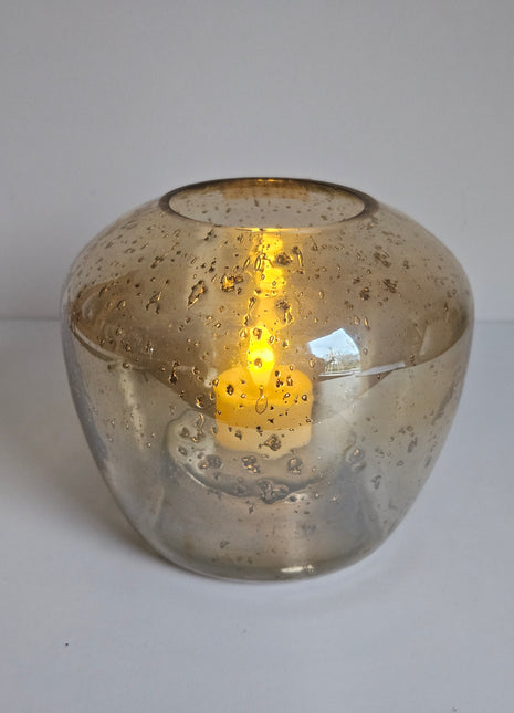 Close-up van waxinelichthouder Capira groot - facetgeslepen details en gouden spikkels