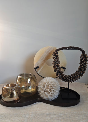 Waxinelichthouder Capira bruin grijs glas groot gepresenteerd op dressoir met kaarslicht