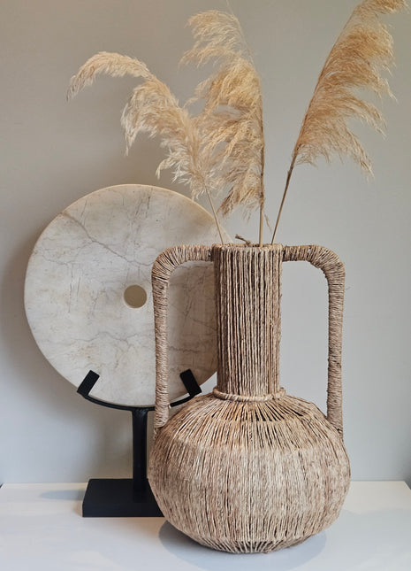 Vaas Blenza met handgrepen gepresenteerd op dressoir met droogbloemen