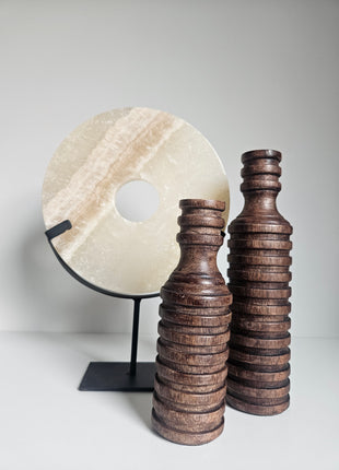 Houten kandelaar bruin gepresenteerd op dressoir met kaars en decoratie