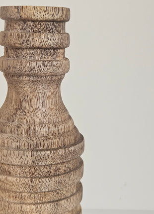 Close-up van houten kandelaar lichtbruin - geribde textuur en natuurlijke afwerking