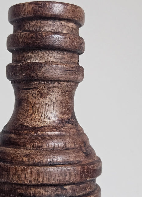 Close-up van kandelaar geribde textuur donkerbruin hout - natuurlijke houtnerf en afwerking