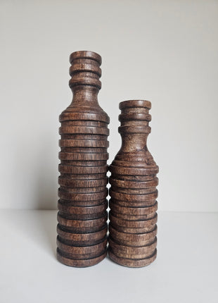 Kandelaren geribde textuur donkerbruin hout in verschillende hoogtes gepresenteerd samen