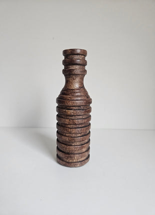 Kandelaar geribde textuur donkerbruin hout met natuurlijke houtnerf hoogte 18 cm