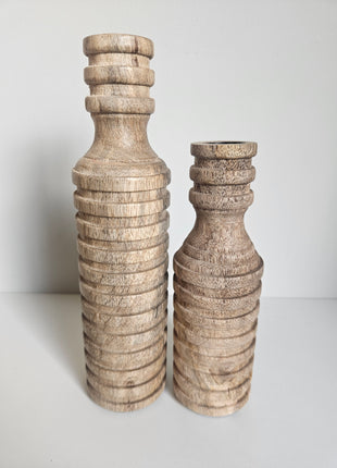 Houten kandelaren lichtbruin in verschillende hoogtes gepresenteerd samen