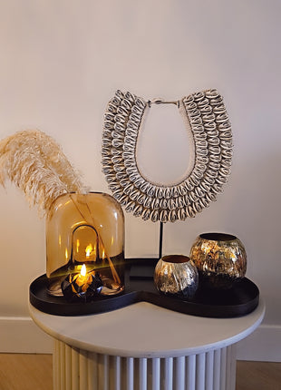 Vaas bolvaas goud metaal gepresenteerd op dressoir met decoratieve accessoires