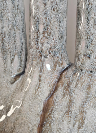 Close-up van vaas Inga Jahra groen aardewerk - matte afwerking en natuurlijke textuur