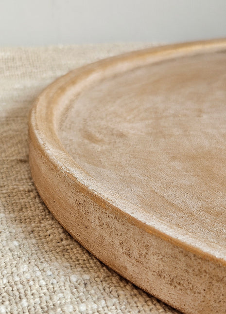 Close-up van dienblad zandsteen gold beige - natuurlijke steentextuur en gouden accenten