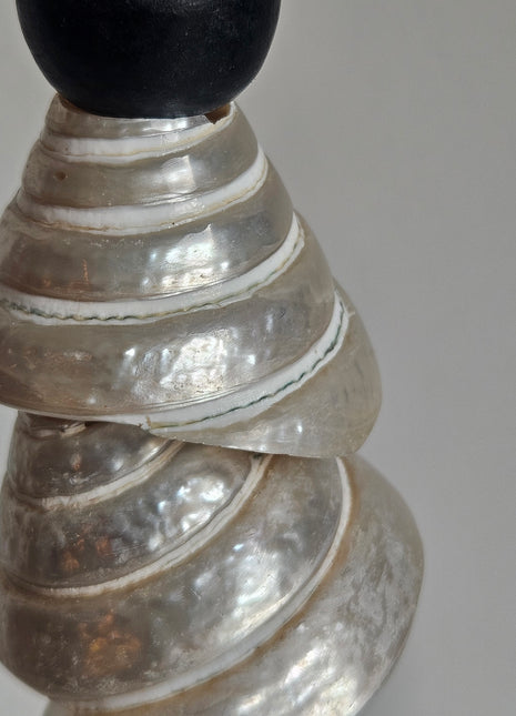 Close-up van ornament schelpentoren pearl naturel - natuurlijke schelpen en houten voet