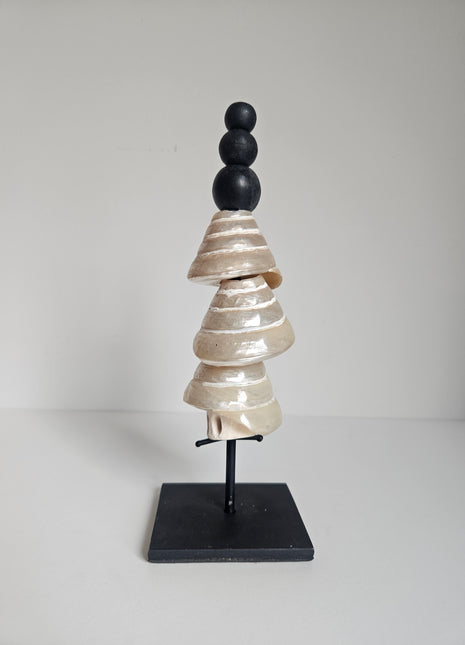Ornament schelpentoren op voet pearl naturel met handgemaakte schelpen hoogte 28 cm