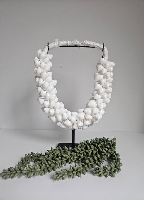 Close-up van schelpenketting natuurlijk wit - dichte textuur en witte schelpen