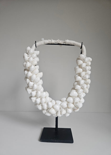 Schelpenketting natuurlijk wit handgemaakt met dichte schelpenstructuur op standaard hoogte 29 cm