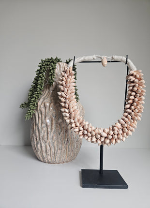 Schelpenketting handgemaakt roze beige gepresenteerd op bijzettafel