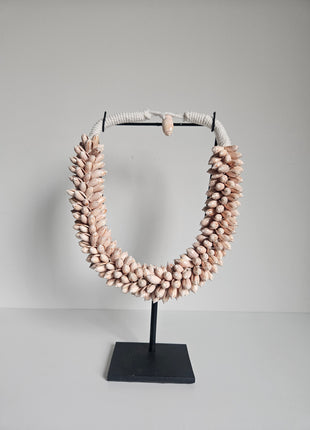 Schelpenketting handgemaakt roze beige met gevlochten band op standaard hoogte 25 cm