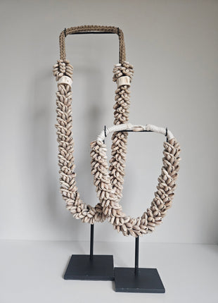 Schelpenkettingen decoratief in verschillende formaten gepresenteerd samen