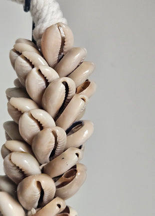 Close-up van schelpenketting decoratief licht - natuurlijke schelpen en elegante afwerking