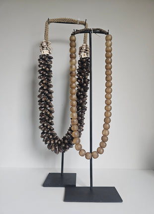 Kralenketting en schelpenketting in verschillende formaten gepresenteerd samen