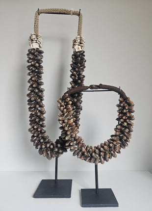 Schelpenkettingen natuurlijk handgemaakt in verschillende formaten gepresenteerd samen