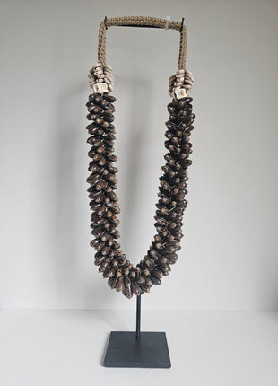 Schelpenketting handgemaakt lang met donkere schelpen en lichte accenten op standaard hoogte 59 cm