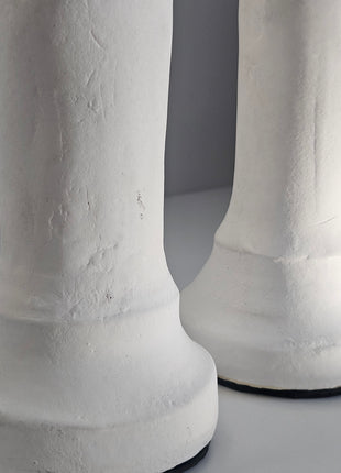 Close-up van keramische kandelaar boogvorm - organische boogvorm en matte afwerking