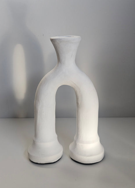 Keramische kandelaar boogvorm wit met organische vorm hoogte 26 cm