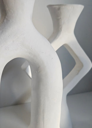 Close-up van kandelaren wit keramiek - verschillende vormen en afwerkingen