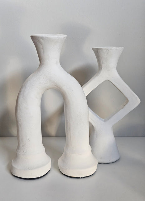 Kandelaren ruitvorm en boogvorm wit keramiek in verschillende hoogtes gepresenteerd samen