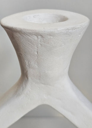 Close-up van kandelaar ruitvorm wit keramiek - geometrische ruitvorm en elegante afwerking