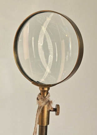 Close-up van decoratief vergrootglas goud op standaard - elegante afwerking