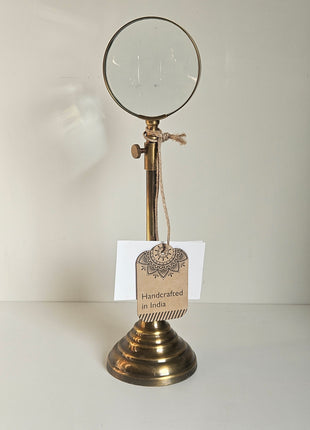 Decoratief gouden vergrootglas antieke stijl op standaard met glanzende afwerking