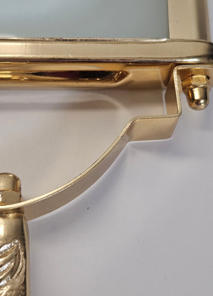 Close-up van decoratief gouden vergrootglas - messing handvat en antieke stijl