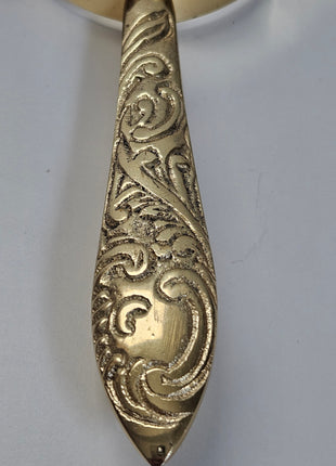 Close-up van decoratief vergrootglas goud - glanzende messing afwerking en handvat