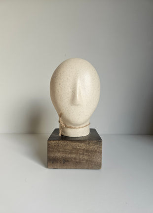 Abstract hoofd ornament beige op houten voet met sculpturale vorm 10 x 9 x 19 cm