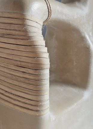 Close-up van vaas jerrycan crème ECOmix - matte afwerking en organische vorm