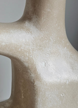 Close-up van vaas jerrycan crème - moderne jerrycan vorm en handvat