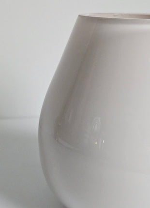 Close-up van waxinelichthouder Tasman ivory glas - organische ronde vorm en matte afwerking