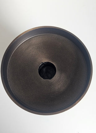 Close-up van kandelaar Viedma M brons aluminium - ronde vorm en matte afwerking