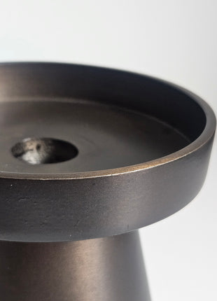 Close-up van kandelaar Viedma S brons aluminium - ronde vorm en matte afwerking