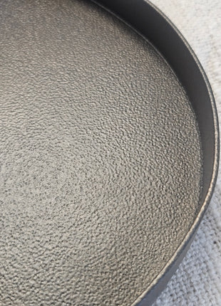 Close-up van dienblad Villeta brons metaal - natuurlijke afwerking en textuur