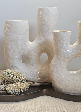 Close-up van dienblad Villeta brons - organische rand en handvaten