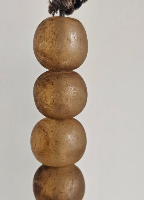 Close-up van kralenketting antique lichtbruin - houten kralen en natuurlijke tinten