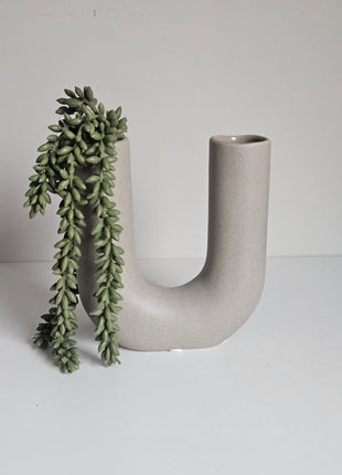 Close-up van vaas U vorm grijs - organische U-vorm en matte afwerking