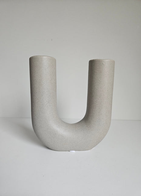 Vaas U vorm grijs aardewerk met sculpturale vorm hoogte 16 cm