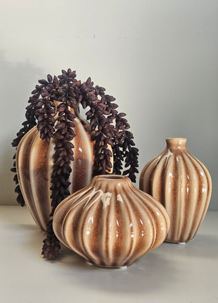 Close-up van set van 3 vazen Amalie bruin - natuurlijke bruintinten en ribbeltextuur